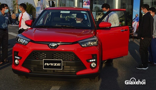 Những người mệnh Thổ và Hỏa nên chọn màu đỏ khi mua Toyota Raize để tăng thêm tài lộc cho bản thân. 